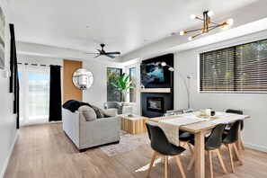 Living area - Modern Stylish Townhome close to everything CDA-Silverwood, Downtown, Lake (Coeur d Alene)