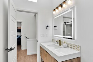 Interior - Modern Stylish Townhome close to everything CDA-Silverwood, Downtown, Lake (Coeur d Alene)