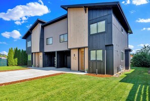 Exterior - Modern Stylish Townhome close to everything CDA-Silverwood, Downtown, Lake (Coeur d Alene)