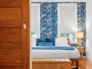 1 bedroom, iron/ironing board, travel cot, WiFi - King Bed, Retro-Inspired! (Pittsburgh)