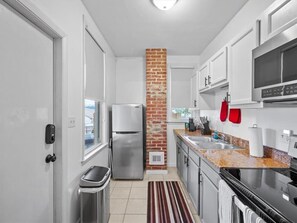 冷蔵庫、電子レンジ、オーブン、コンロ