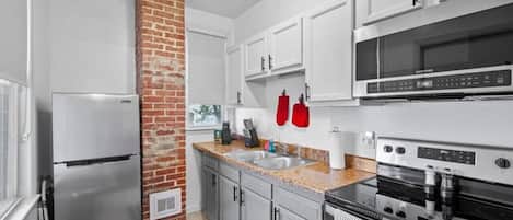 Een koelkast, een magnetron, een oven, een kookplaat