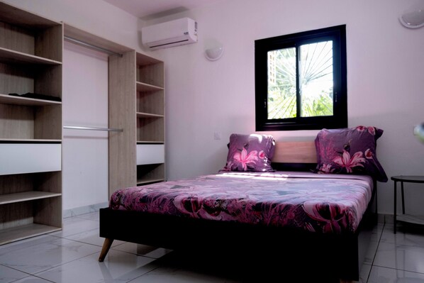 Departamento Deluxe, 4 habitaciones, vista a la ciudad | Cortinas blackout, insonorización y tabla de planchar con plancha 