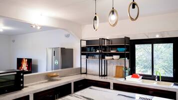 Deluxe Apartment, 4 Bedrooms, City View | Private kitchen