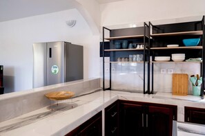 Deluxe Apartment, 4 Bedrooms, City View | Private kitchen