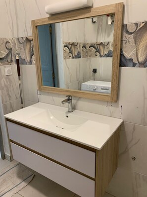 Deluxe Apartment, 2 Bedrooms, City View | Bathroom - NGAYABÉ 976 (Mamoudzou)