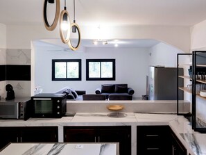 Deluxe Apartment, 4 Bedrooms, City View | Private kitchen