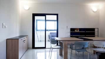 Appartamento Deluxe, 4 camere da letto, vista città | Sala da pranzo