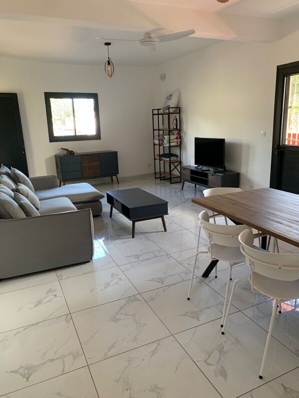 华丽公寓, 2 间卧室, 城市景观 | 起居区