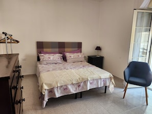1 quarto, acesso à internet, roupa de cama