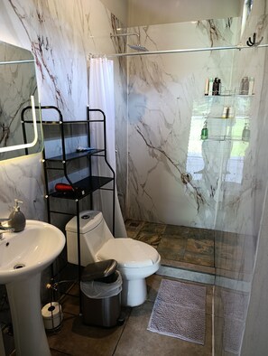 Doccia, asciugacapelli, asciugamani, sapone