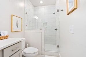 Douche, sèche-cheveux, serviettes fournies, savon