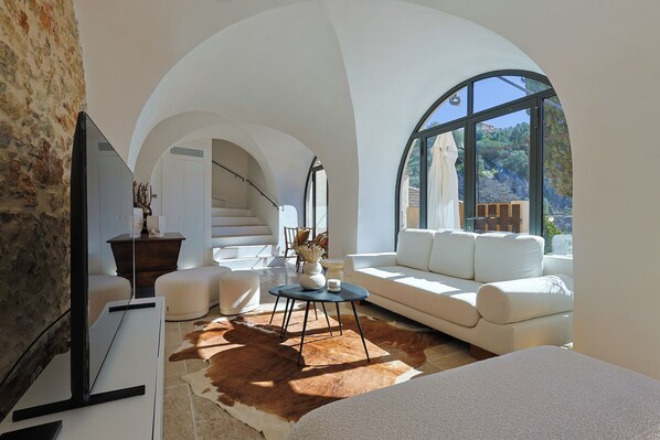 Smart TV, books - Spectacular vaulted 7-bedroom house, 15 min from beach, 15 guests, Pet-Friendly! (Ollioules)