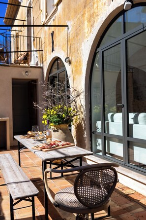 Outdoor dining - Spectacular vaulted 7-bedroom house, 15 min from beach, 15 guests, Pet-Friendly! (Ollioules)