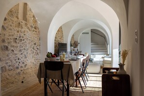 Dining - Spectacular vaulted 7-bedroom house, 15 min from beach, 15 guests, Pet-Friendly! (Ollioules)