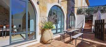 Spectacular vaulted 7-bedroom house, 15 min from beach, 15 guests, Pet-Friendly!