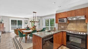 Comfort Condo, Golf View | In-room dining