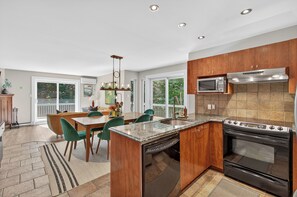 Comfort Condo, Golf View | In-room dining