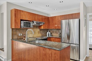 舒适公寓式客房, 高尔夫景观 | 私人厨房 | 大冰箱、微波炉、烤箱、炉灶