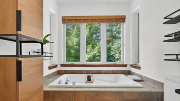 Comfort Condo, Golf View | Bathroom | Separate tub and shower, free toiletries, hair dryer, towels