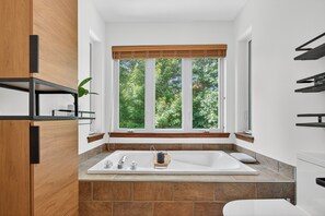 Lägenhet Comfort - utsikt mot golfbanan | Badrum | Badkar och dusch, gratis toalettartiklar, hårtork och handdukar