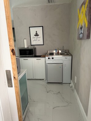 Een microgolfoven, een kookplaat, een koffiezetapparaat/waterkoker