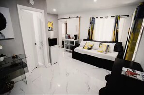 1 slaapkamer, een strijkplank/strijkijzer, gratis wifi, beddengoed