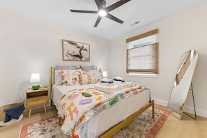 4 bedrooms, iron/ironing board, WiFi, bed sheets