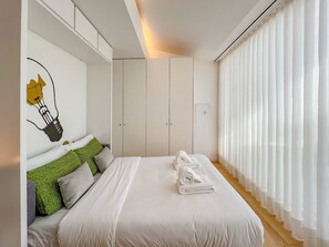 3 bedrooms, iron/ironing board, internet, bed sheets