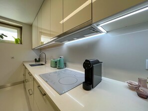 冷蔵庫、電子レンジ、オーブン、コンロ