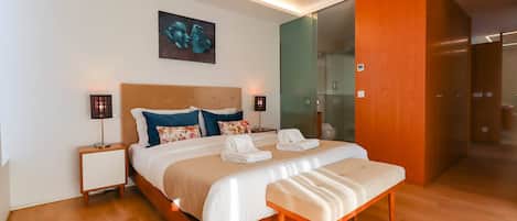 3 عدّة غرف نوم ومكواة/لوح كي وخدمة الإنترنت وملاءات أسرّة