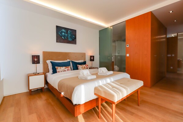 3 bedrooms, iron/ironing board, internet, bed sheets