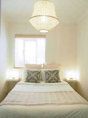 2 عدّة غرف نوم ومكواة/لوح كي وخدمة الإنترنت وملاءات أسرّة