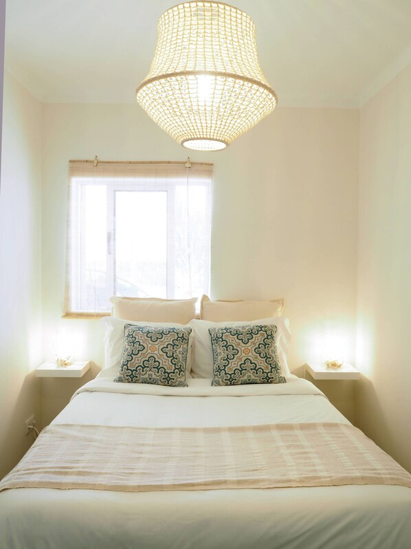 2 عدّة غرف نوم ومكواة/لوح كي وخدمة الإنترن�ت وملاءات أسرّة