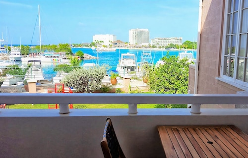 Breathtaking beach view apartment! 6 min. walk to shopping, restaurants, banks