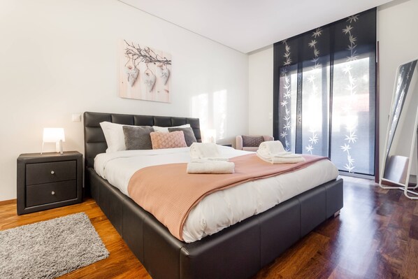 2 bedrooms, iron/ironing board, internet, bed sheets