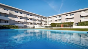 Ein modernes Apartmenthaus mit Schwimmbad.