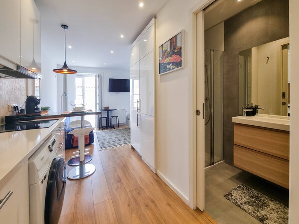 Frigorífic, microones, forn i placa de cuina 