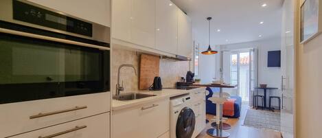 Réfrigérateur, four à micro-ondes, un four, surface de cuisson