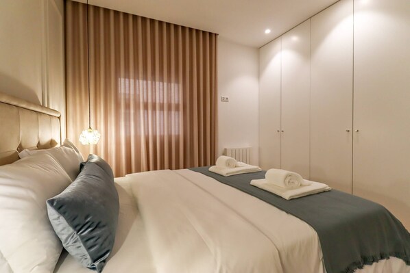 2 bedrooms, iron/ironing board, internet, bed sheets