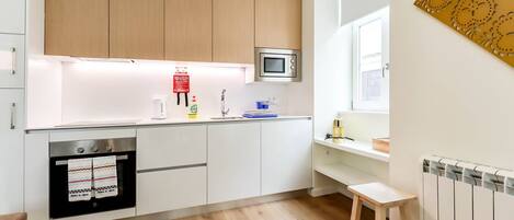 Réfrigérateur, four à micro-ondes, un four, surface de cuisson