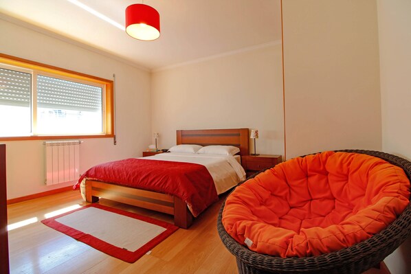 3 habitaciones, tabla de planchar con plancha, internet y ropa de cama 