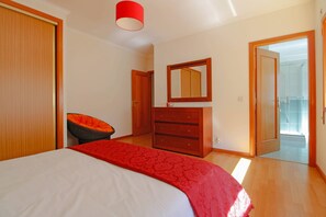 3 habitaciones, tabla de planchar con plancha, internet y ropa de cama 