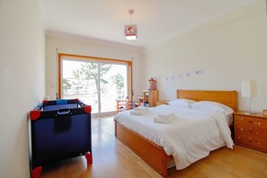 3 bedrooms, iron/ironing board, Internet, bed sheets