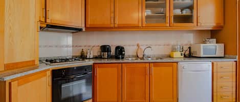 Frigorífico, microondas, horno y placa de cocina