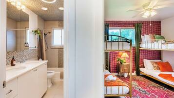 4 bedrooms, iron/ironing board, internet, bed sheets