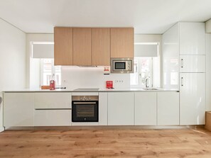 Frigorífico, microondas, horno y placa de cocina