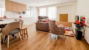 Un appartement moderne comprenant une cuisine, un coin repas et un salon.