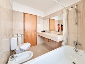 Sèche-cheveux, bidet, serviettes fournies, savon