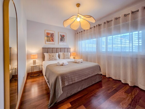 1 bedroom, bed sheets